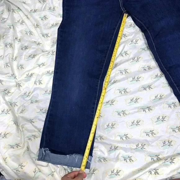 Levi's Jeans Women Size w30 L30 Cuffed Cropped Dark Wash Stretch Mid Rise. - Picture 5 of 10